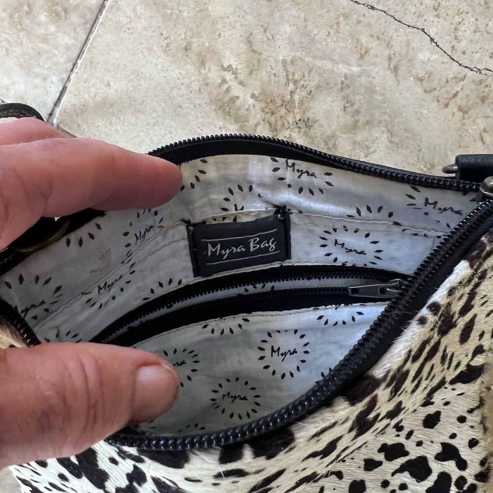 Myrna cowhide wristlet cream, color and black excellent condition - Picture 7 of 7